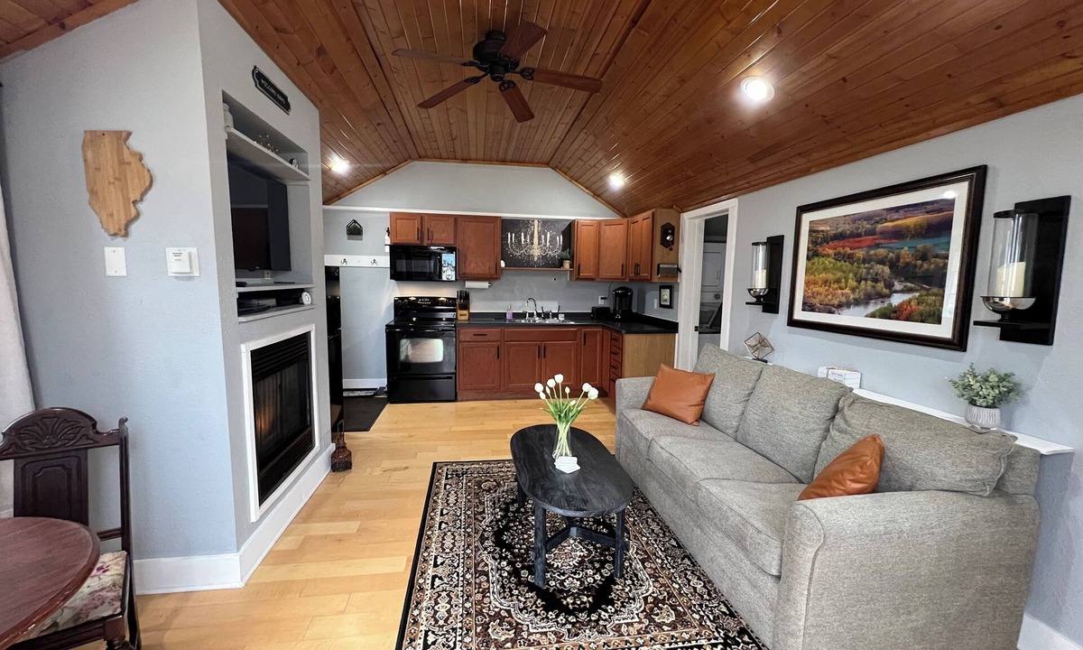 Hanover House | 1-bedroom CHARMING house - 2beds - in delightful Hanover with WiFi, AC