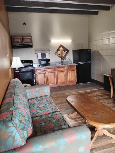 Baton Rouge Apartment | 1 King Bed 1 Bath Apt with Full Kitchen 113
