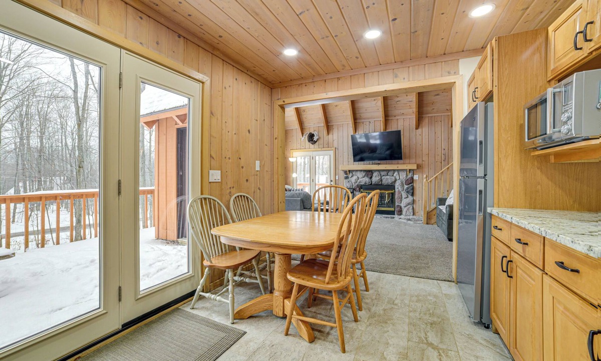 Harbor Springs Cabin | < 1 Mi to Nubs Nob Ski: Cabin w/Sauna & Deck!
