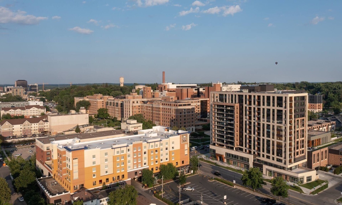 Kutzky Park Hotel | 1BR Suite w/2 Queen Beds, Kitchen, Pool & Free Breakfast | 2 mi to Mayo Clinic