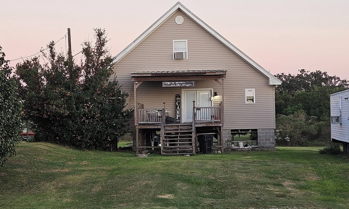 Delacroix House | 2 Bedroom Camp located in Yscloskey/Shell Beach.