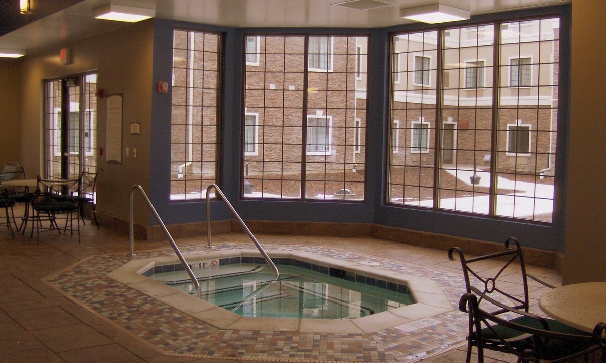 Novi Condo | 2 Bedroom | Free Breakfast. Indoor Pool & Hot Tub