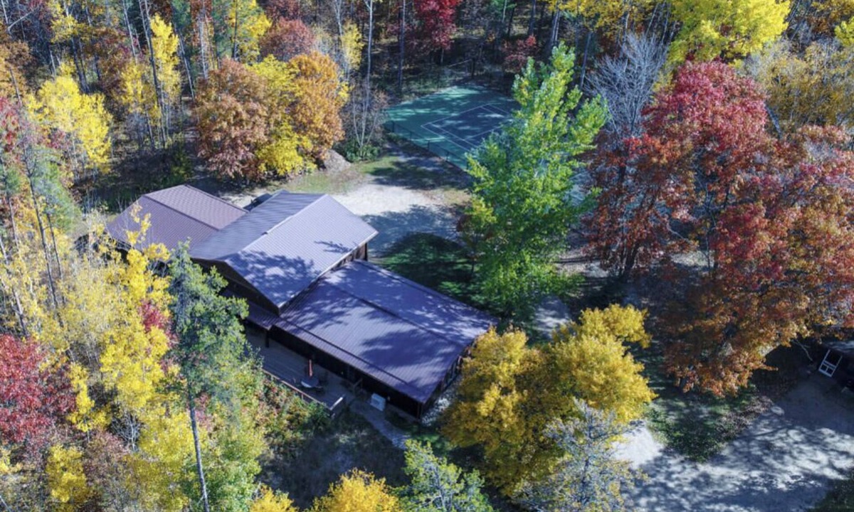 Nisswa House | 2+ Bedroom House on 5 Acres with Outdoor Hot Tub, Sauna, and Tennis Court in Nisswa, MN, near Brainerd