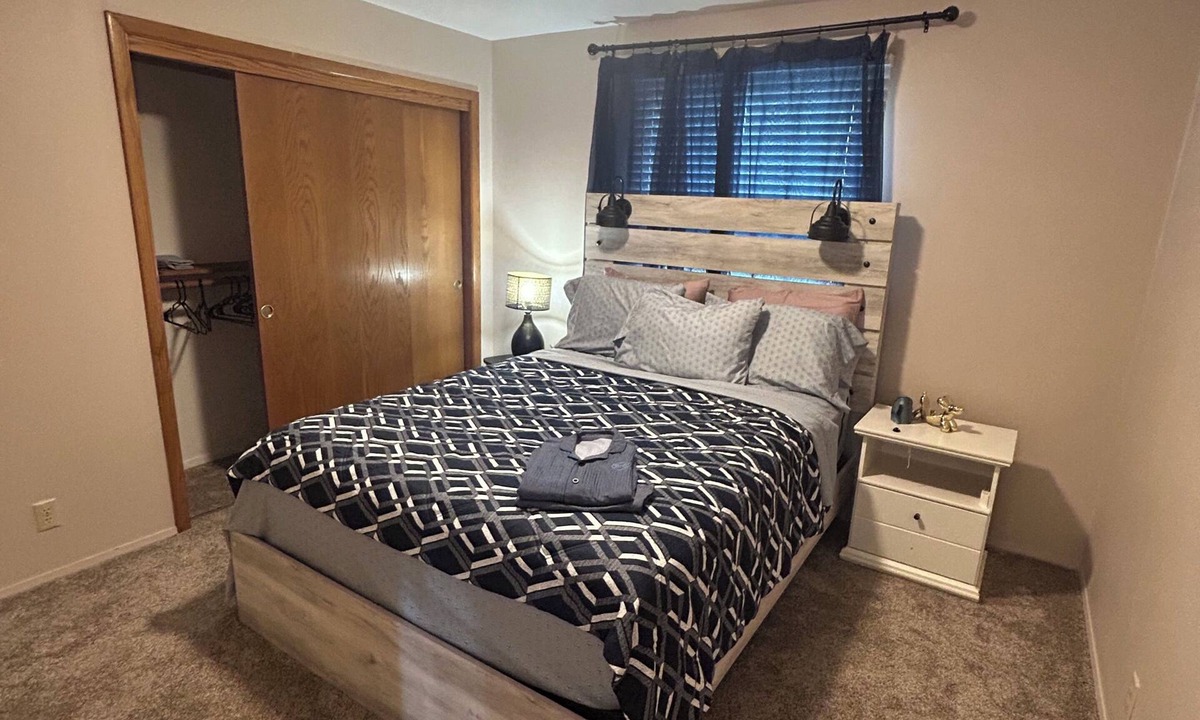 South Milwaukee House | 2-bedroom townhome in tranquil South Milwaukee with AC