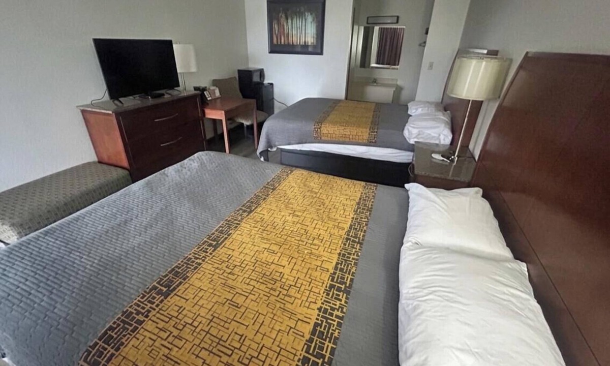 Greenville Hotel | 2 Family-Friendly Accommodations near Greenville Square | Free On-site Parking