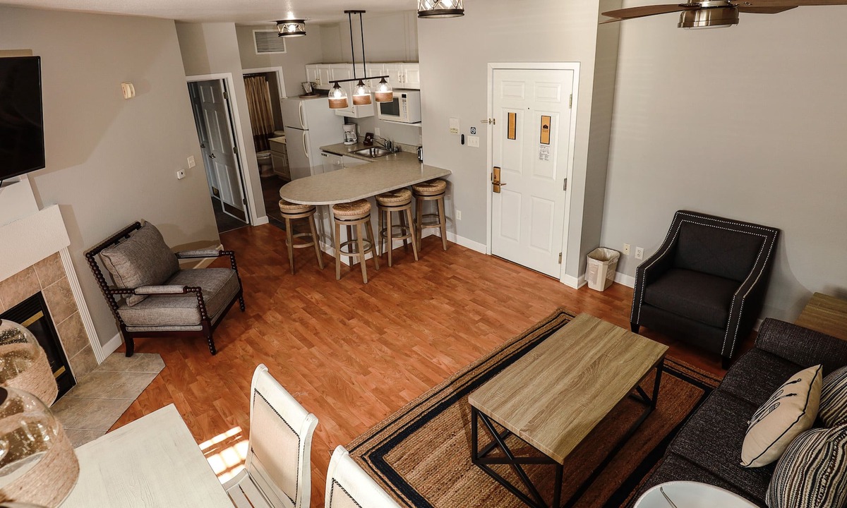 Delavan Lake Condo | 230 - Beautifully Updated 1 Bedroom Condo Suite