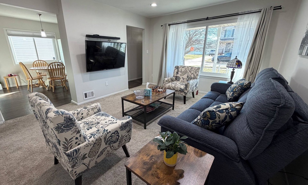 Clawson House | 2Br/1Bth/Office/EV charger near Royal Oak/Berkley/Bgham - Monthly