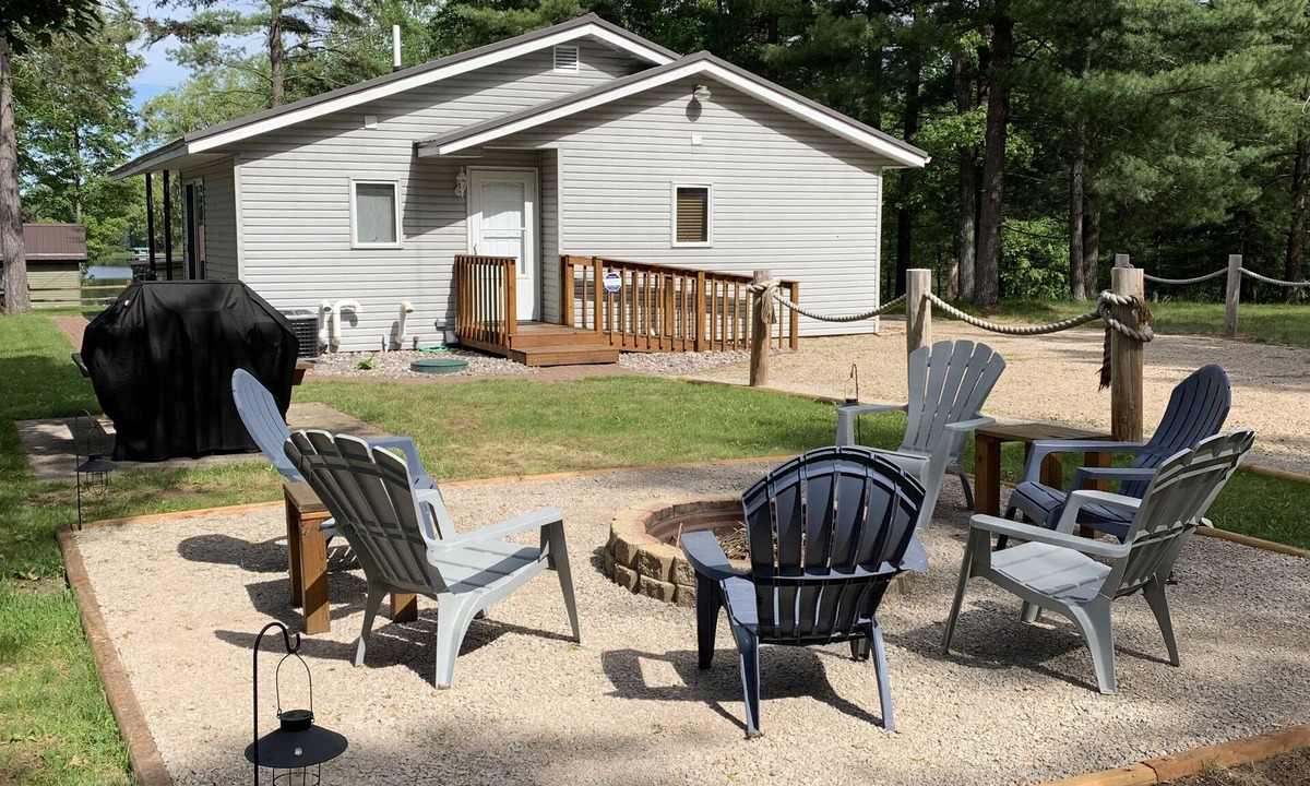 Crivitz Cottage | 3 bdrm 2 bath - Lake Access, Boat Dock, Kayaks, Paddle Boards, Canoe and more
