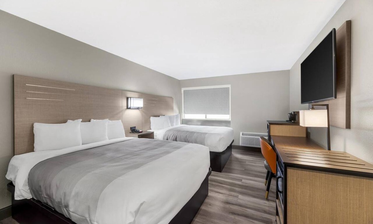 Kansas City Hotel | 3 Bright, Modern Rooms | Breakfast & Outdoor Seasonal Pool | City Market -5.4 mi