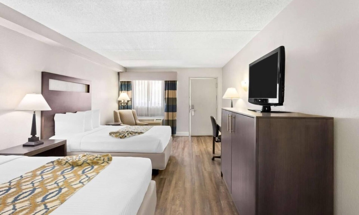 Naperville Hotel | 3 Cozy Units Near Shops & Restaurants | Gym Access & Free Breakfast!