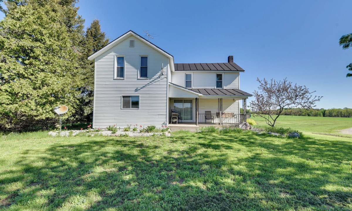 Central Lake House | 3 Miles to Torch Lake! Farmhouse w/Vineyard View
