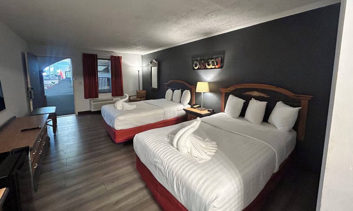 Mattoon Hotel | 3 Relaxing Mattoon Rooms w/Breakfast | Dining, Golf & Recreation Nearby