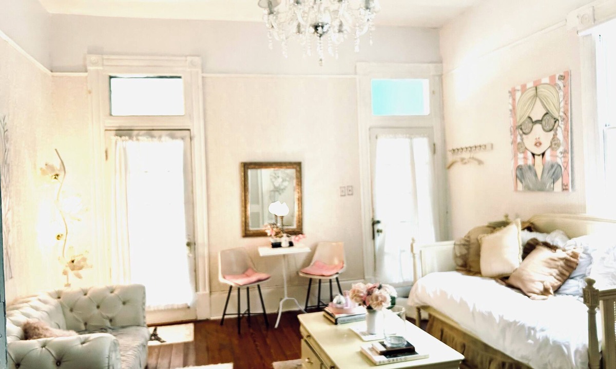 Metairie Apartment | 3BR/1 BA APT, Designer, Upscale, luxury, Streetcar, French Quarter, Balcony!
