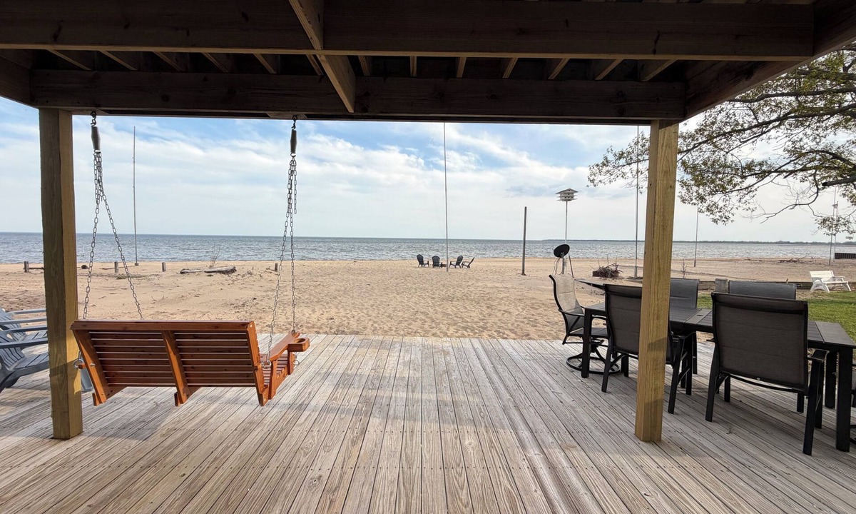 Au Gres House | 4-bedroom family beach house in Au Gres on Lake Huron Sleeps 10 - 4 BR/2 bath