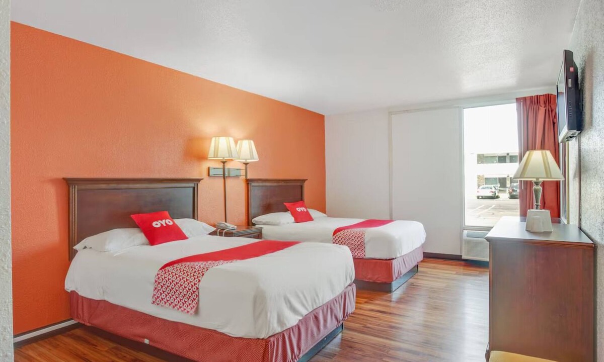 Muskegon Heights Hotel | 4 Pet-Friendly Lodgings Near Muskegon Dog Beaches – Relax with Your Pup