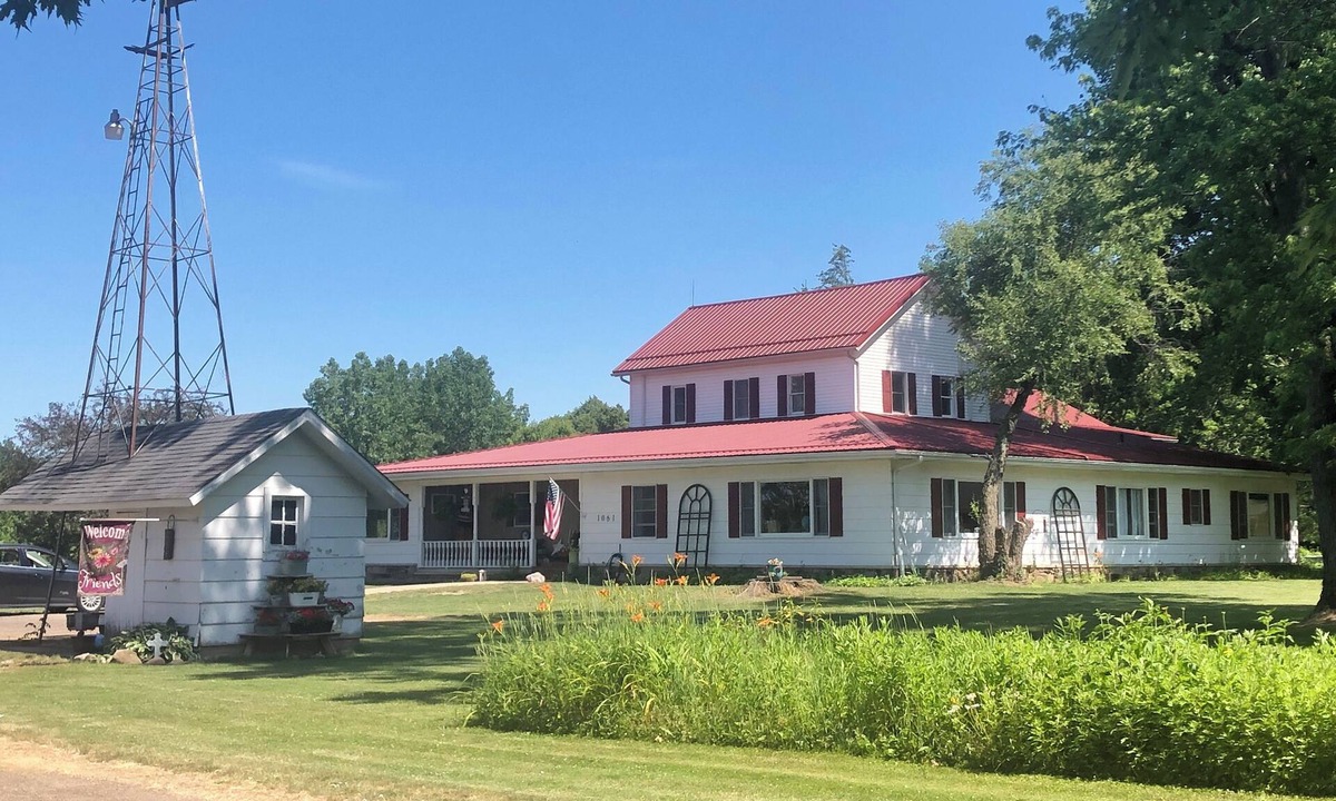 Nappanee House | 5-bedroom FarmHouse with WiFi, Large Gathering Room, Dining kitchen in Nappanee
