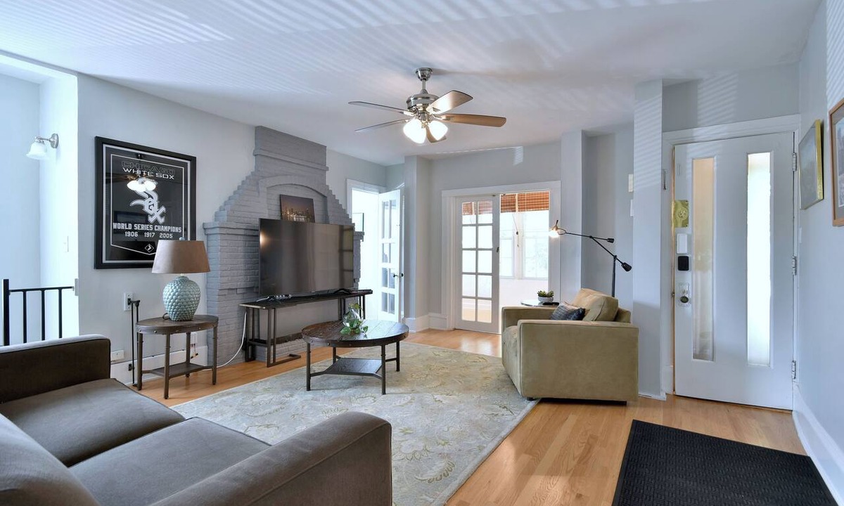 Oak Park Apartment | 5 bedroom with 5 beds and 2 bathrooms