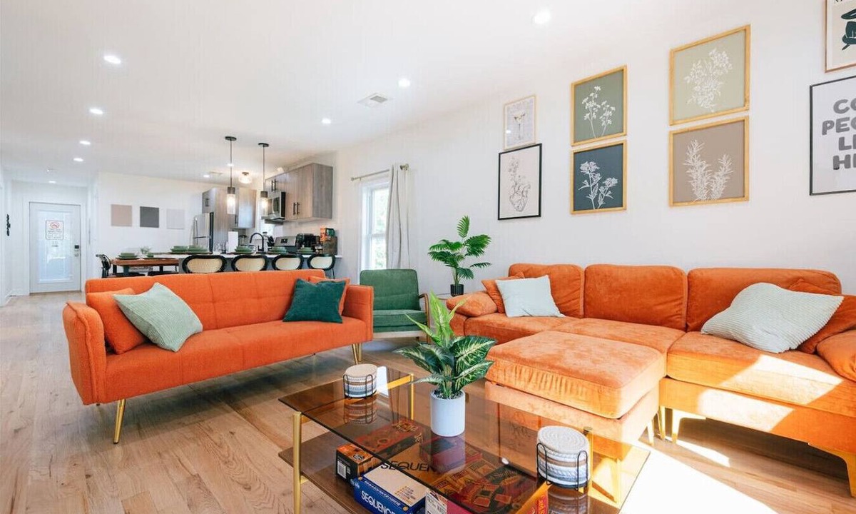 Pilsen Apartment | 5 Mins to Downtown CHI Sleeps 10 - Parking + Games