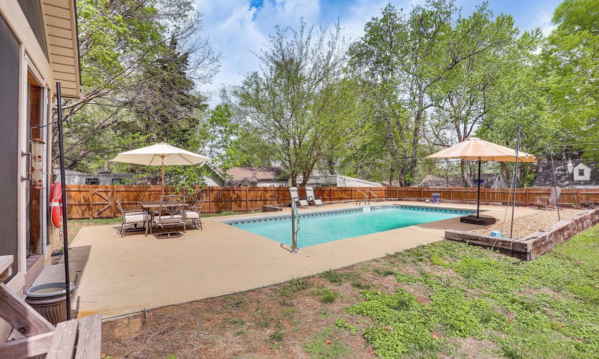 Independence House | 6 Mi to Arrowhead Stadium! Home w/Screened Porch