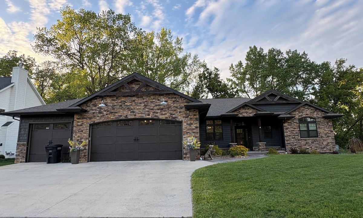 Oshkosh House | 6 mile to EAA - 5min from Lifest! 3 bed homewith Hot Tub and work out room!