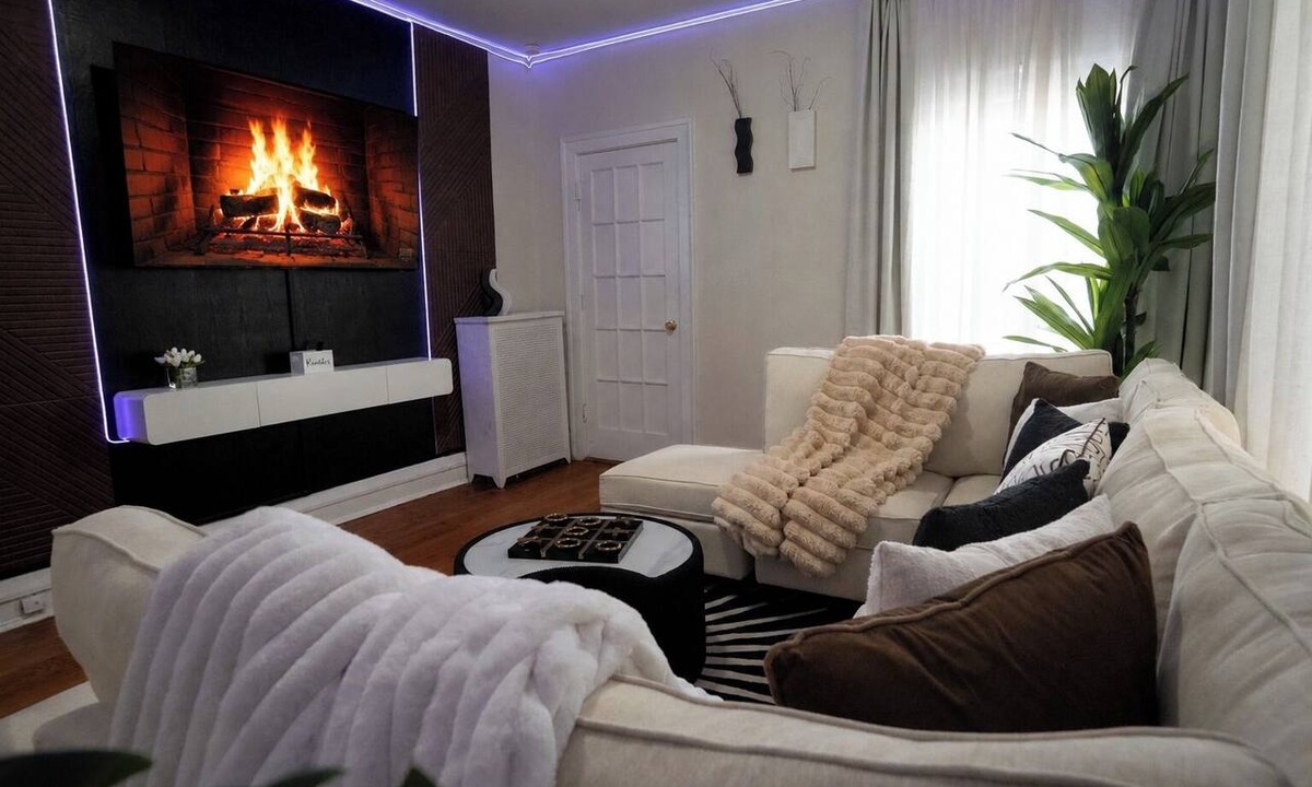 Rogers Park Apartment | 6BR Apt Workspace Near Lakefront + Red Line
