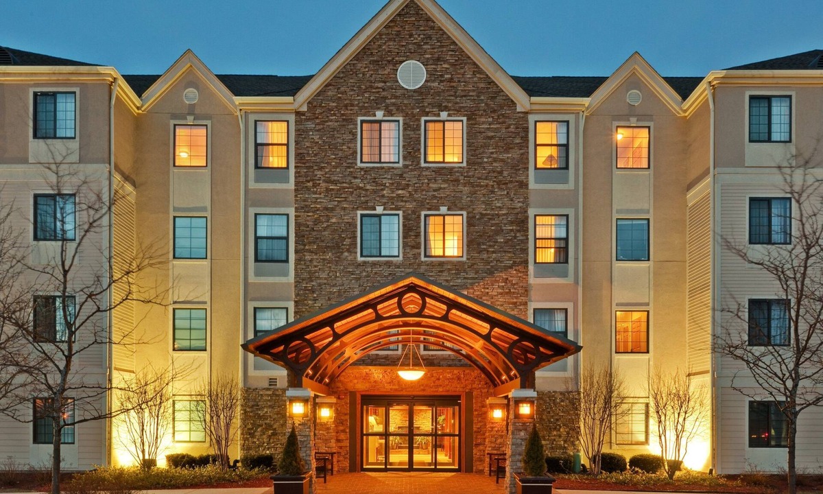 Glenview Apartment | Accessible Suite | Kitchen, Free Breakfast & Pool