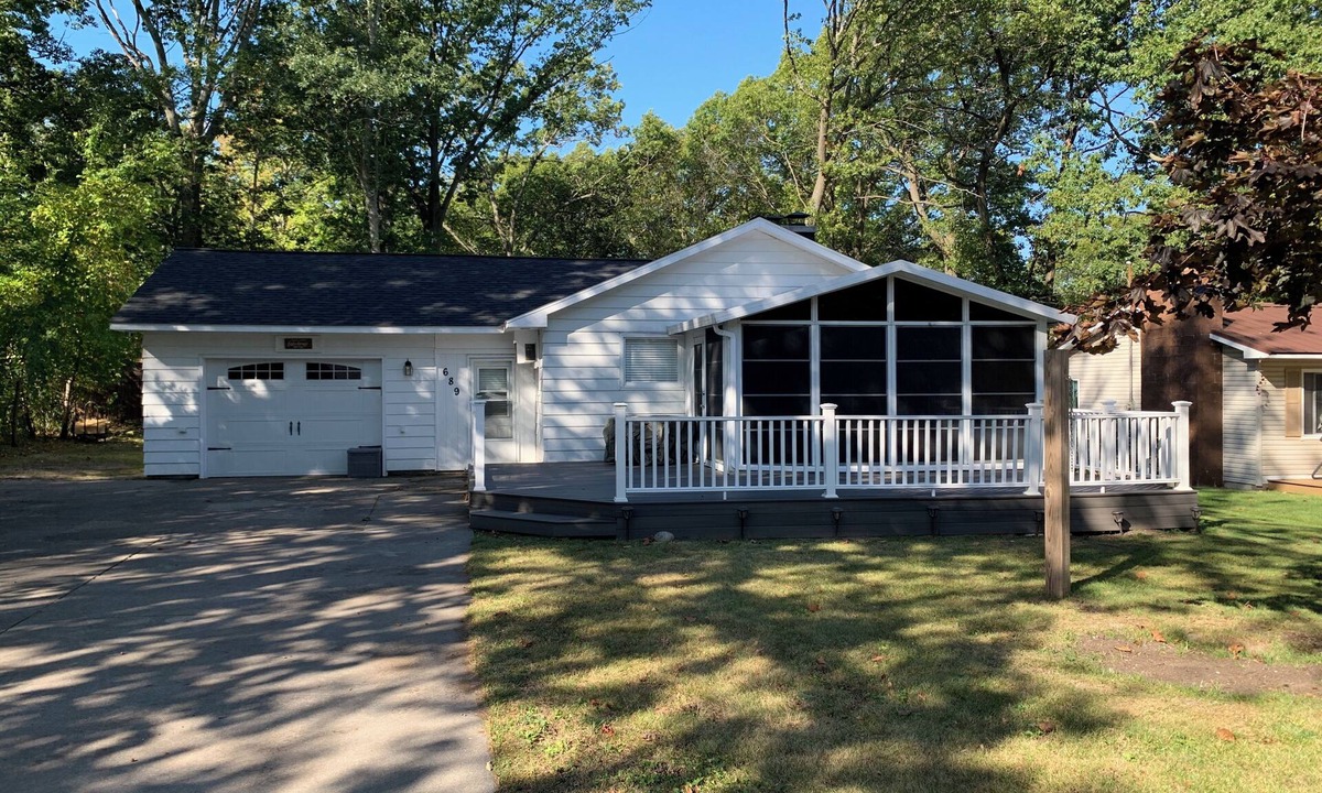 Silver Lake House | Across from Mac Wood's Dune Ride in Silver Lake 3 bdrm, A/C, sunroom, large deck