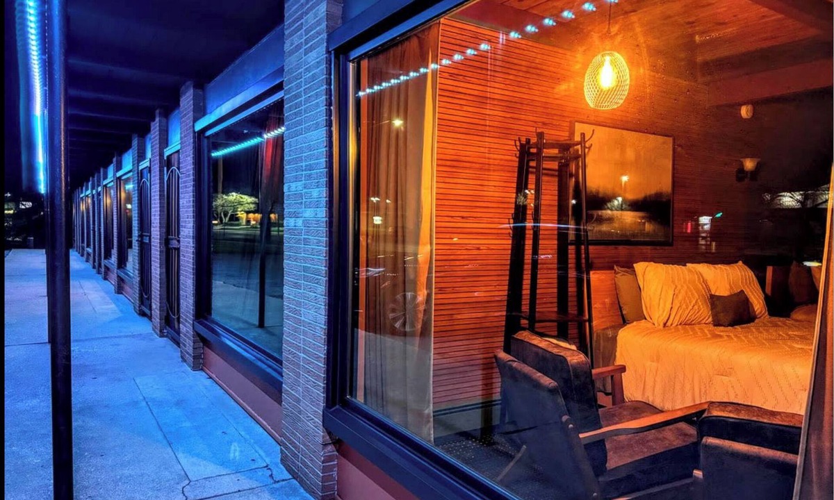 Charlevoix Hotel | adoba® inn & suites