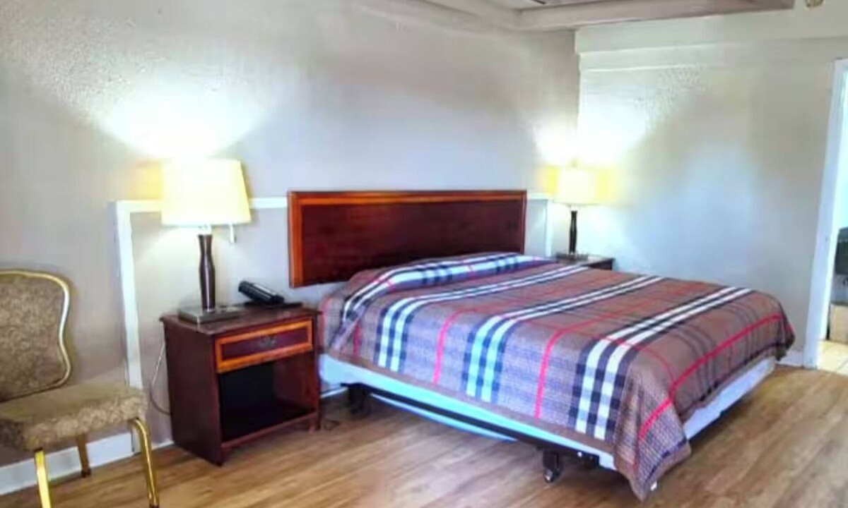 Ashburn Hotel | Affordable Stay Near Midway Airport – King-Size Comfort + Convenient Location