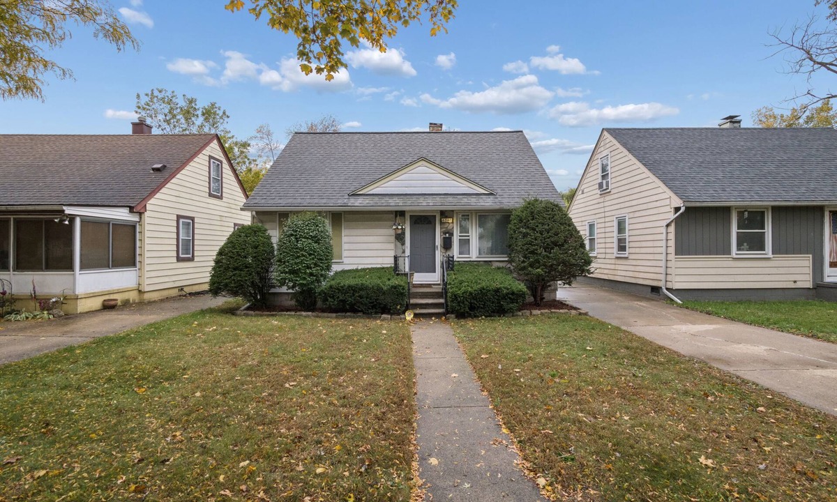 Taylor House | Airport Getaway -2BR near Detroit sports & events 20 min from Downtown A2