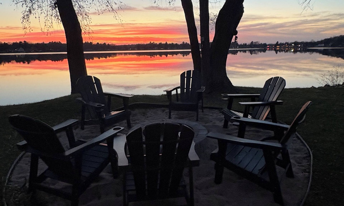 Wautoma Cottage | All-seasons lakefront getaway 3-bedroom cottage in Wautoma - small dog friendly