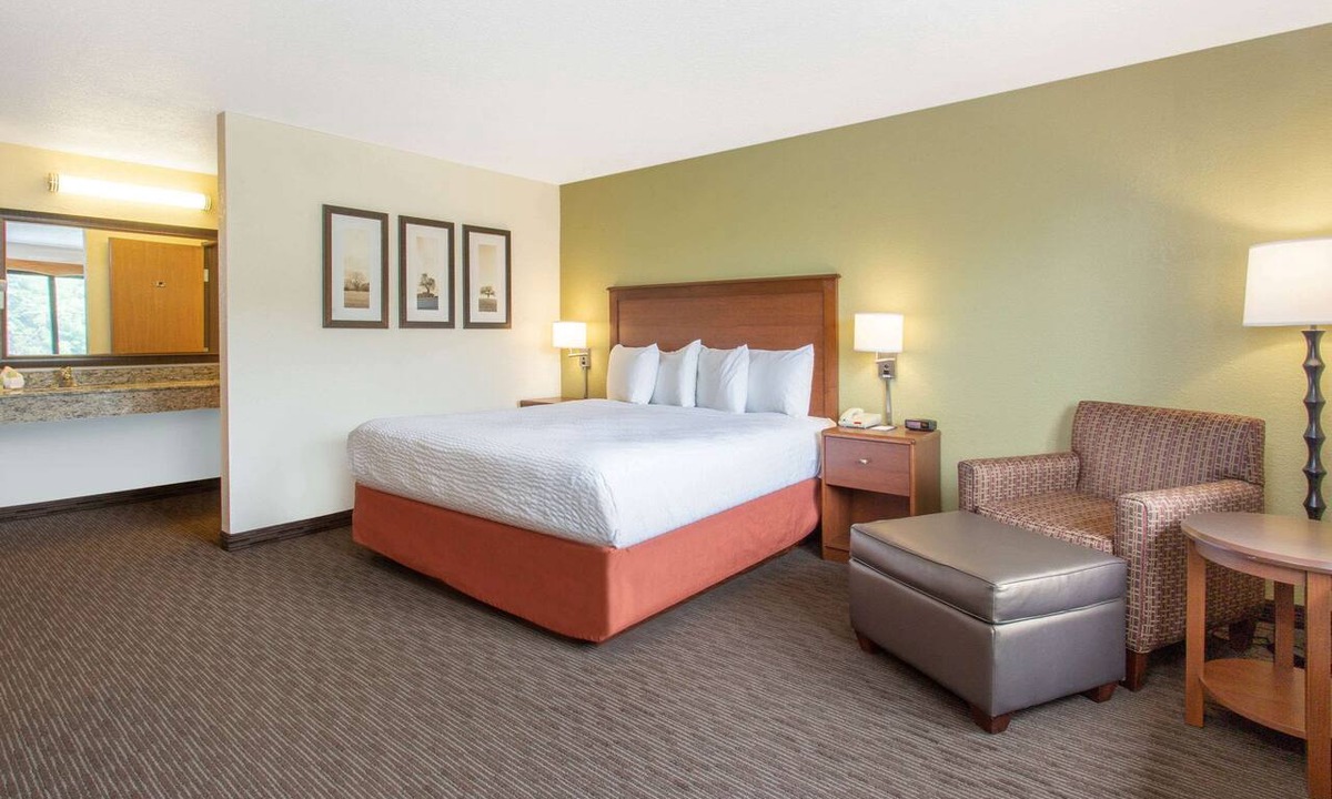 Laurium Hotel | AmericInn by Wyndham Calumet