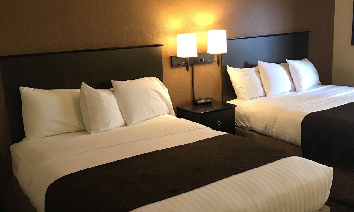 West Bend Hotel | AmericInn by Wyndham West Bend