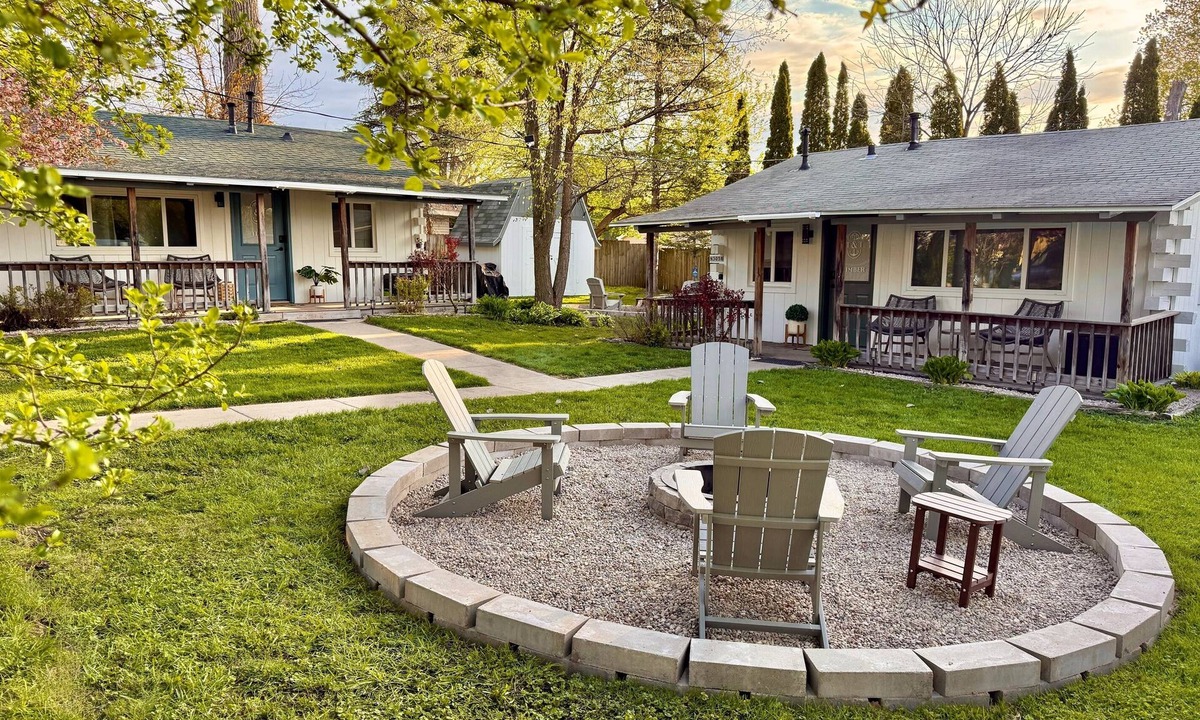Como Cabin | Anchor & Oak Cabins | Lake Como Retreat – 2 Cabins, 4 Bed/2 Bath - Sleeps 7