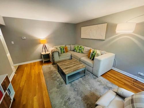 Evanston Apartment | Apartment Home close to NWU & Hospitals