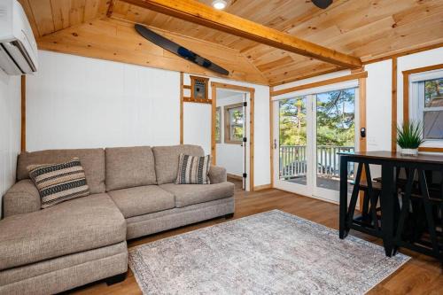 Mayfield House | Arbutus Lake - Lakeview King Suite - Pines - Pets