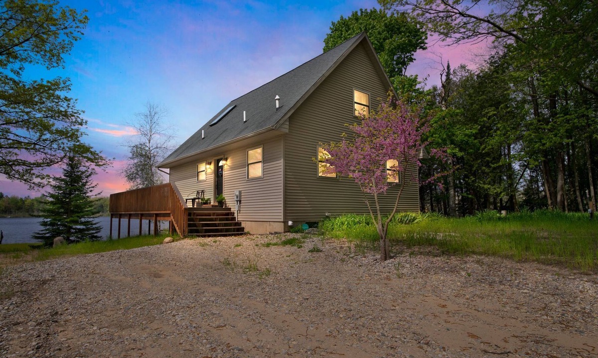 Reed City House | Austin Lake Lodge : Sun, Swim, & Relax – Lakefront Lodge Sleeps 6