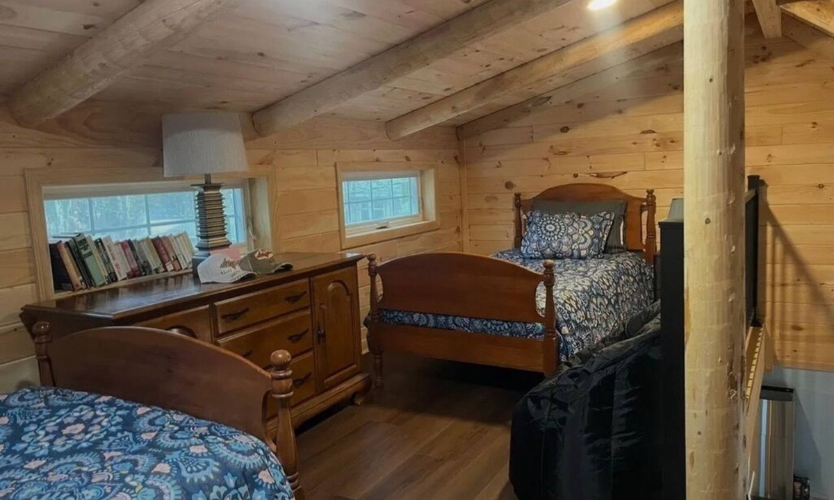 Escanaba Cabin | Awesome 1-bedroom cabin on Lake Michigan for a perfectly cozy beach getaway.