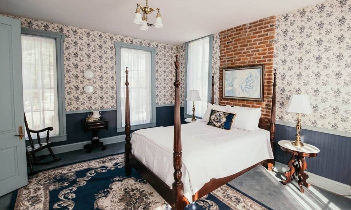 McFarlan Bed & Breakfast | B&B-River Stay, Shawnee Getaway, McFarland Suite