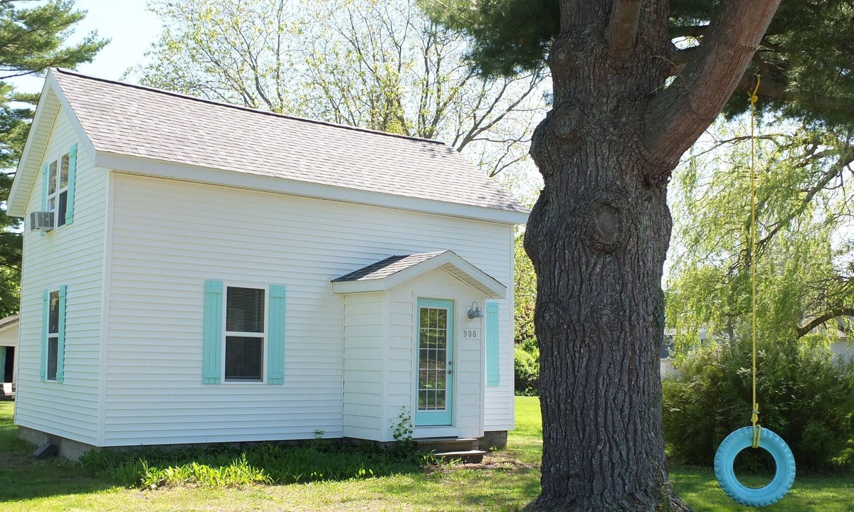 Frankfort Cottage | Beach Town Escape - COMPLETELY RENOVATED AND GORGEOUS! WALK TO LAKE AND BEACH!