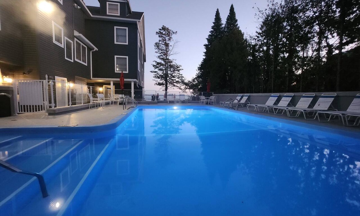 Traverse City Condo | Beachfront, Balcony, Fireplace! - North Shore Inn Unit 204