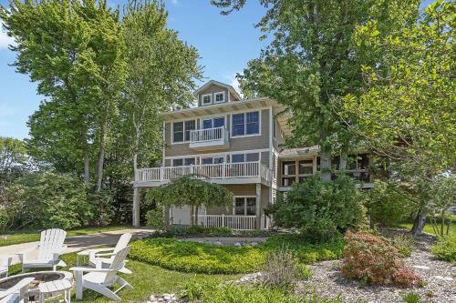 Miami Park House | Beachfront Haven - Sunset Views - Hot Tub - BBQ - Family Friendly