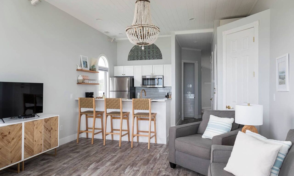 Traverse City Condo | ★BEACHFRONT★Pool+Hot Tub★11 min to downtown