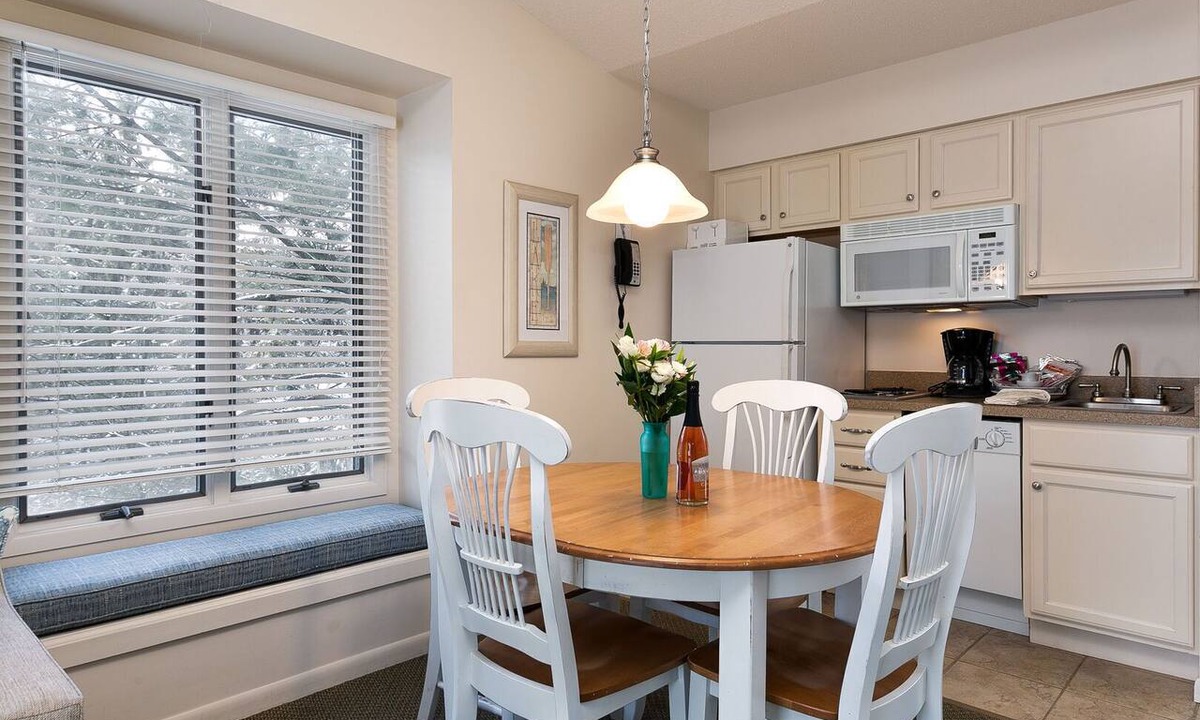 Acme Condo | 🏖️ Beachside Couples Retreat @ The Shores | Deck + Beach Access + Champagne Welcome ➠ 5719