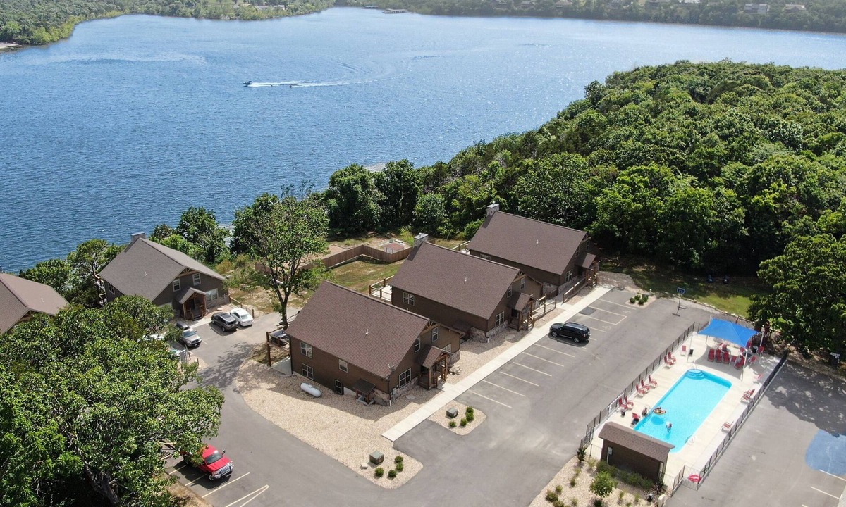 Lampe Cottage | “Bear Claw" - Cabin w/Bluff Lake View Near Branson w Pickleball Court!
