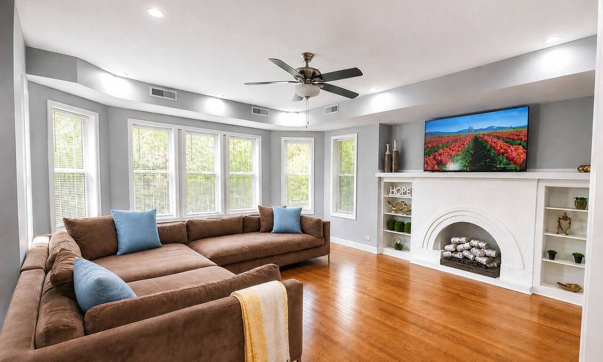 South Shore Apartment | Beautiful 3-Bedroom Apartment, Free WiFi & AC, 18 Minutes to Downtown Chicago