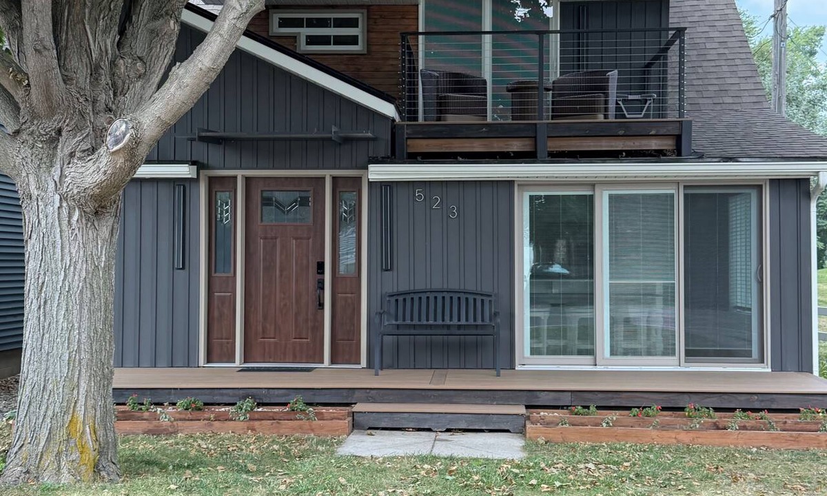 Walled Lake House | Beautifully Furnished 3-Bedroom Home with Lake View - Five minutes to I96 and M5