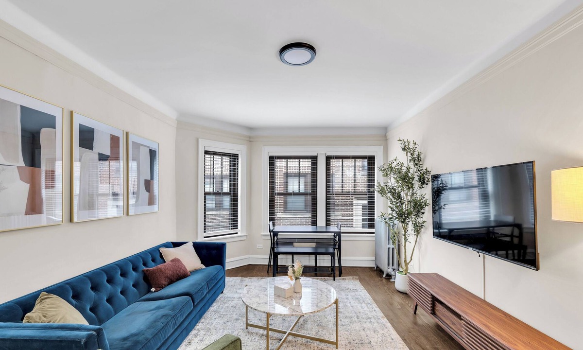 Hyde Park Apartment | Beautifully Remodeled 2B/2BA Hyde Park