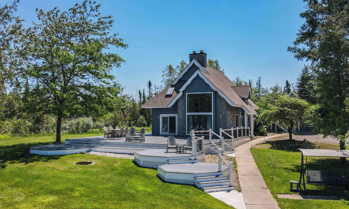 Bellaire House | Beside Quiet Waters | Waterfront | Lake Bellaire