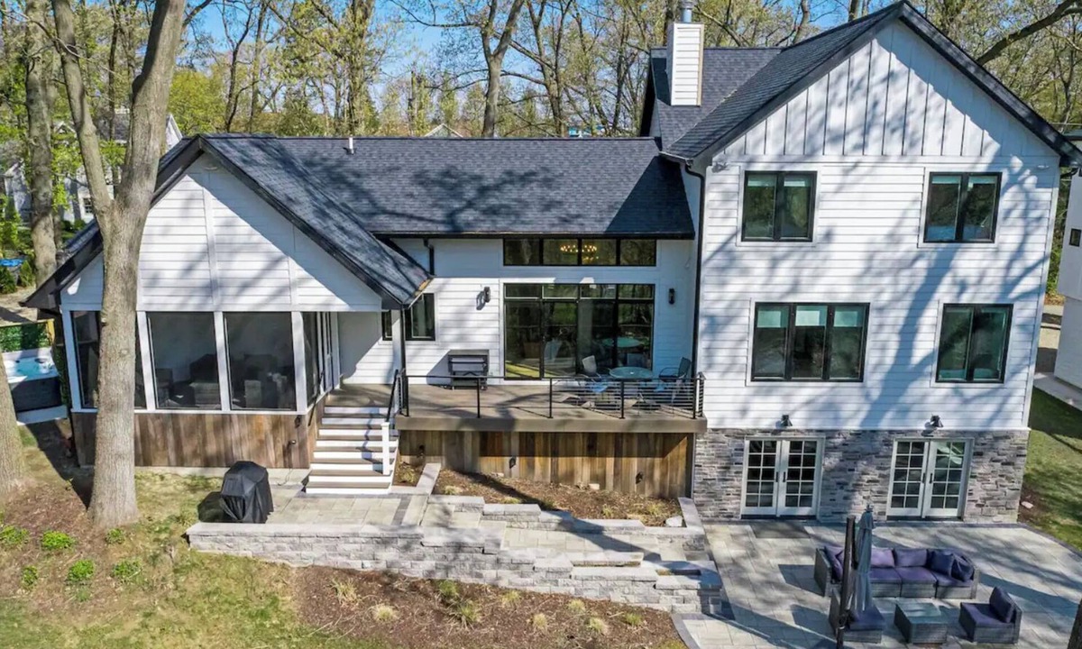 New Buffalo House | Blue Laguna Retreat - Private Beach 5 min - Hot tub - Riverfront - 20+ guests